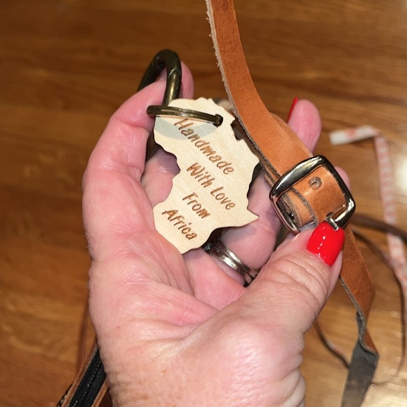 Handmade in Africa bucket style woven crossbody bag - Picture 6 of 9